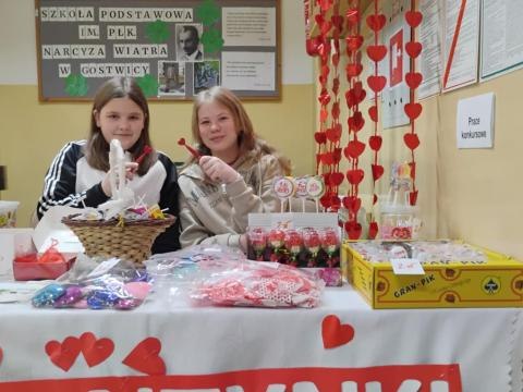 Kiermasz walentynkowy w naszej szkole – mały (duuuuży) sukces pełen miłości i zaangażowania!