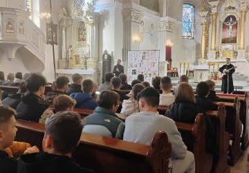 Rekolekcji dla uczniów w kościele parafialnym w Podegrodziu!