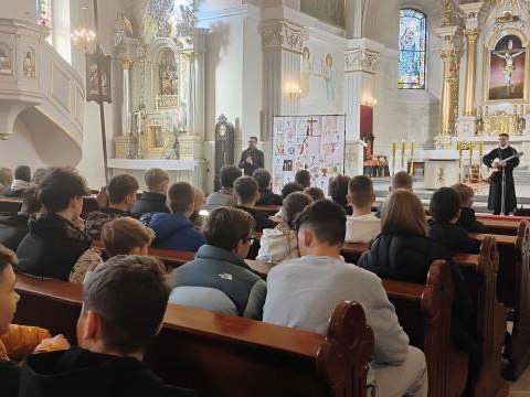 Rekolekcji dla uczniów w kościele parafialnym w Podegrodziu!