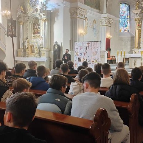 Rekolekcji dla uczniów w kościele parafialnym w Podegrodziu!
