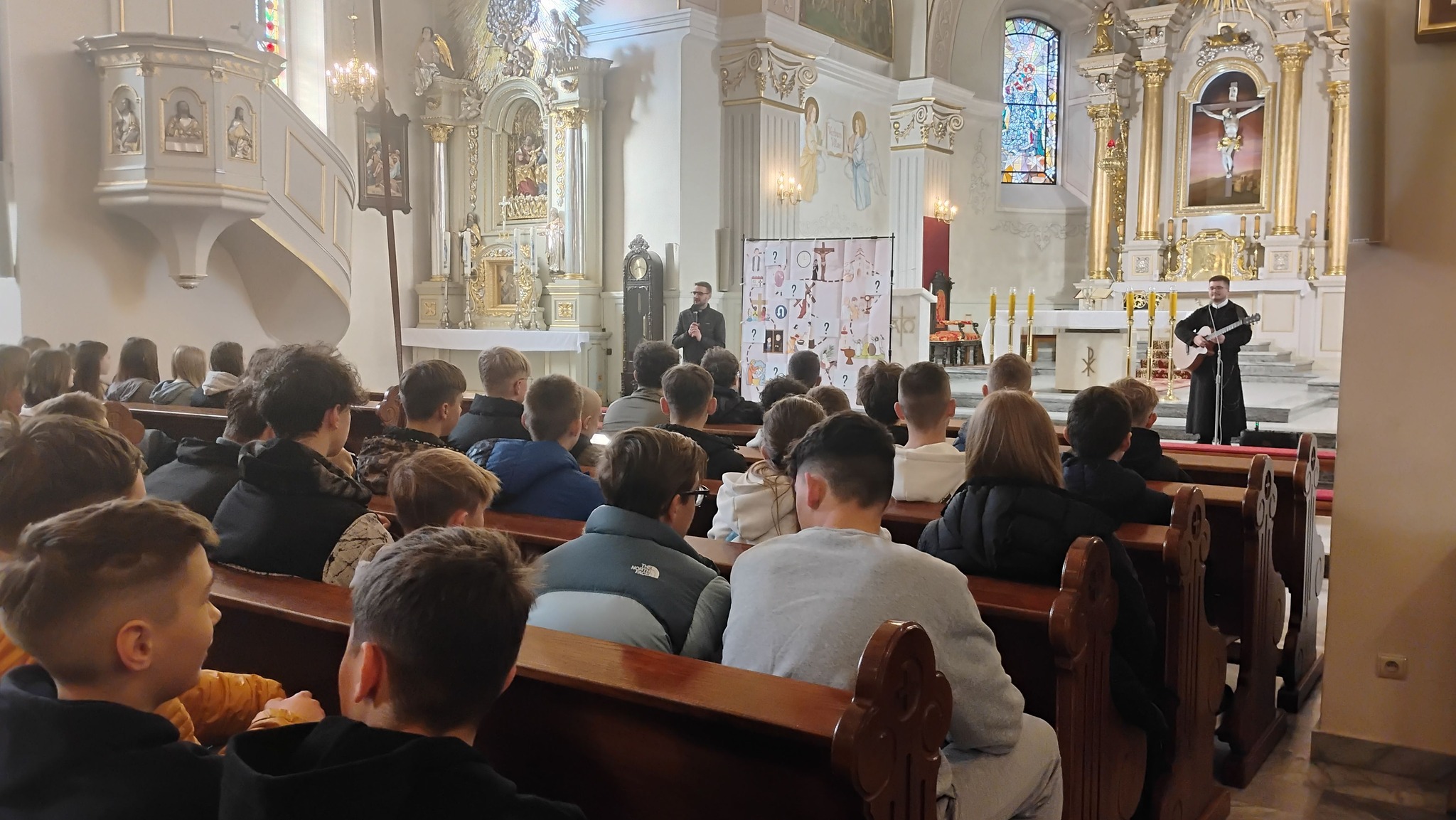 Rekolekcji dla uczniów w kościele parafialnym w Podegrodziu!