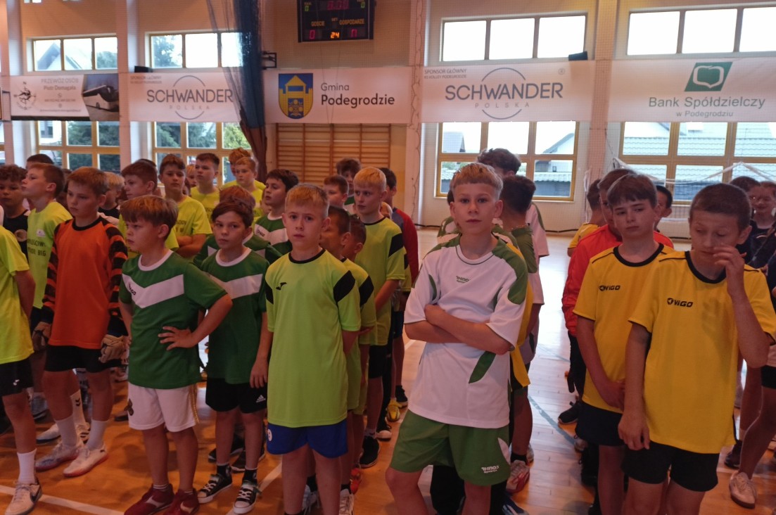 Rozgrywki w halowej piłce nożnej w Brzeznej!