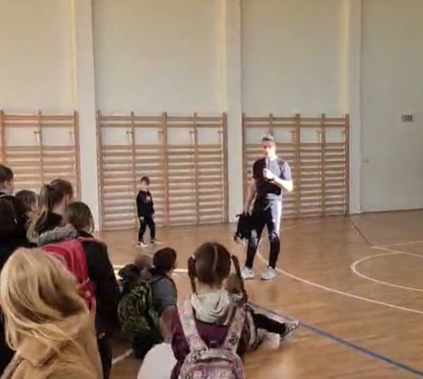 Spotkanie uczniów klas I–III z dr Piotrem Dobosz!