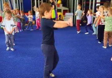 Zabawa dzieci z przedszkola oraz grupy 