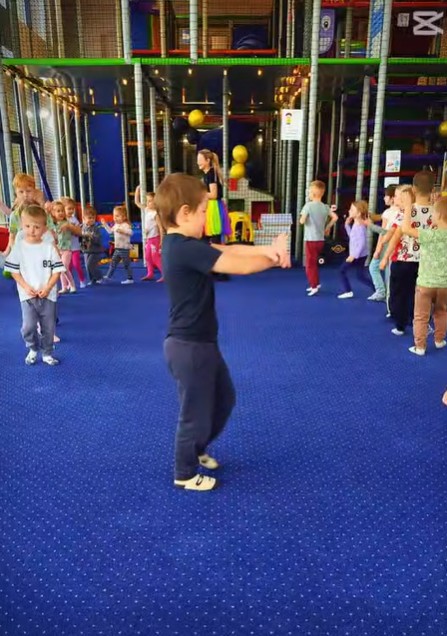 Zabawa dzieci z przedszkola oraz grupy 