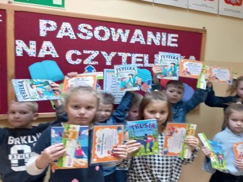 Pasowanie na czytelnika uczniów klasy pierwszej