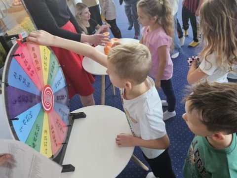 Zabawa andrzejkowa 2024 klas I-III, Nibylandia w Brzeznej